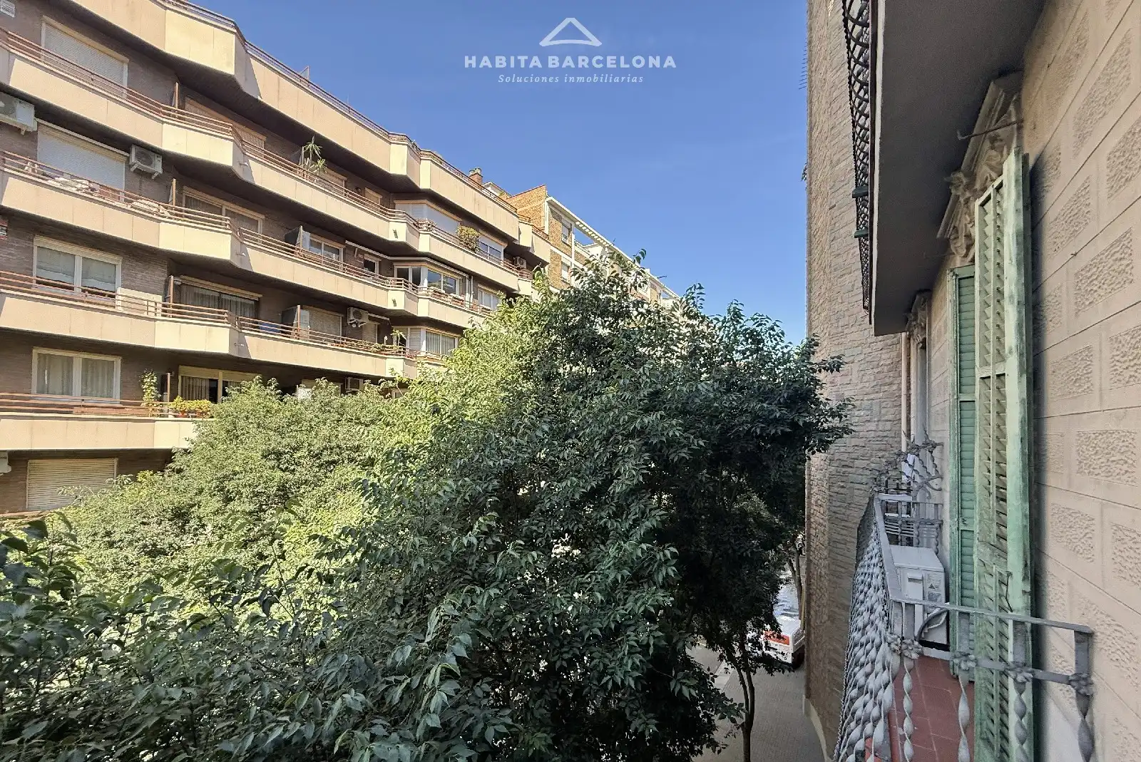 Außenansicht von Wohnung zum Verkauf in Barcelona mit Klimaanlage, Heizung und Parkett