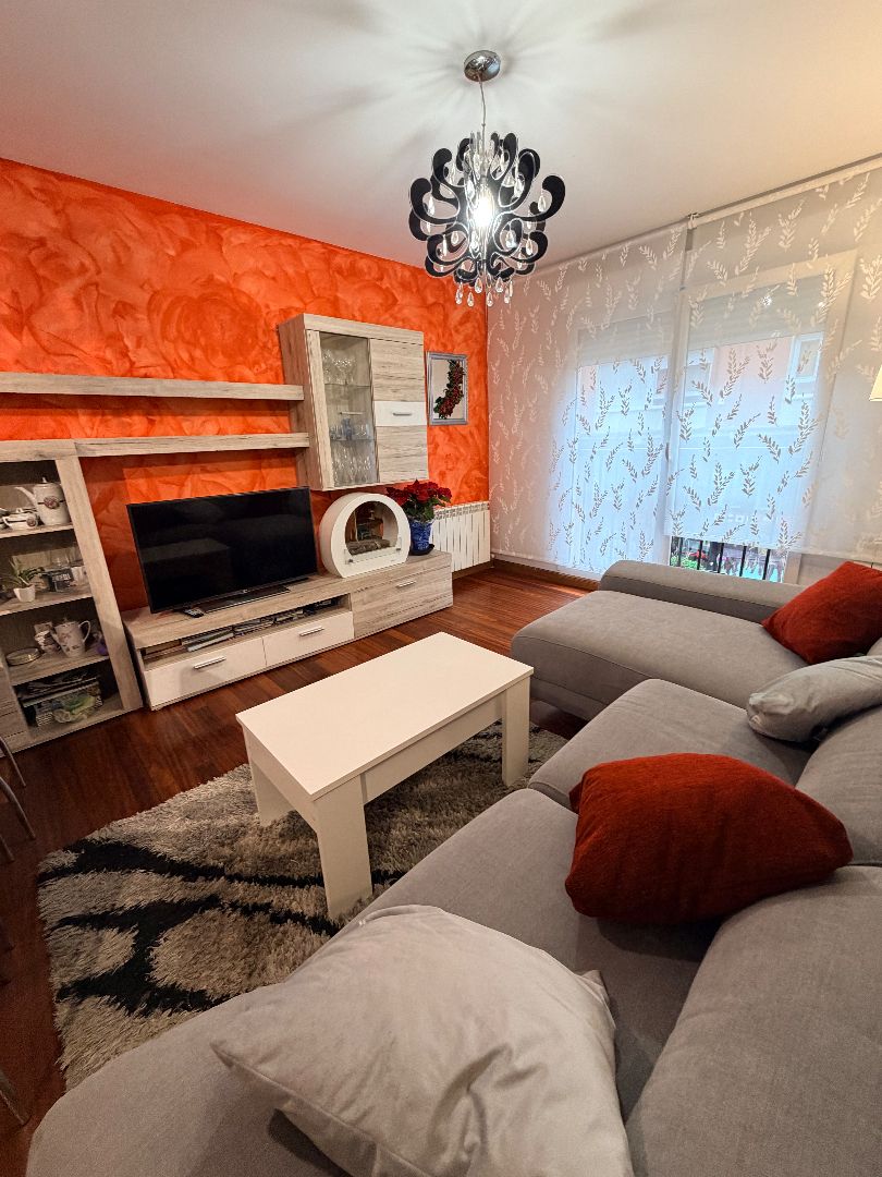 Sala d'estar de Dúplex en venda en Torrelavega  amb Calefacció, Parquet i Traster