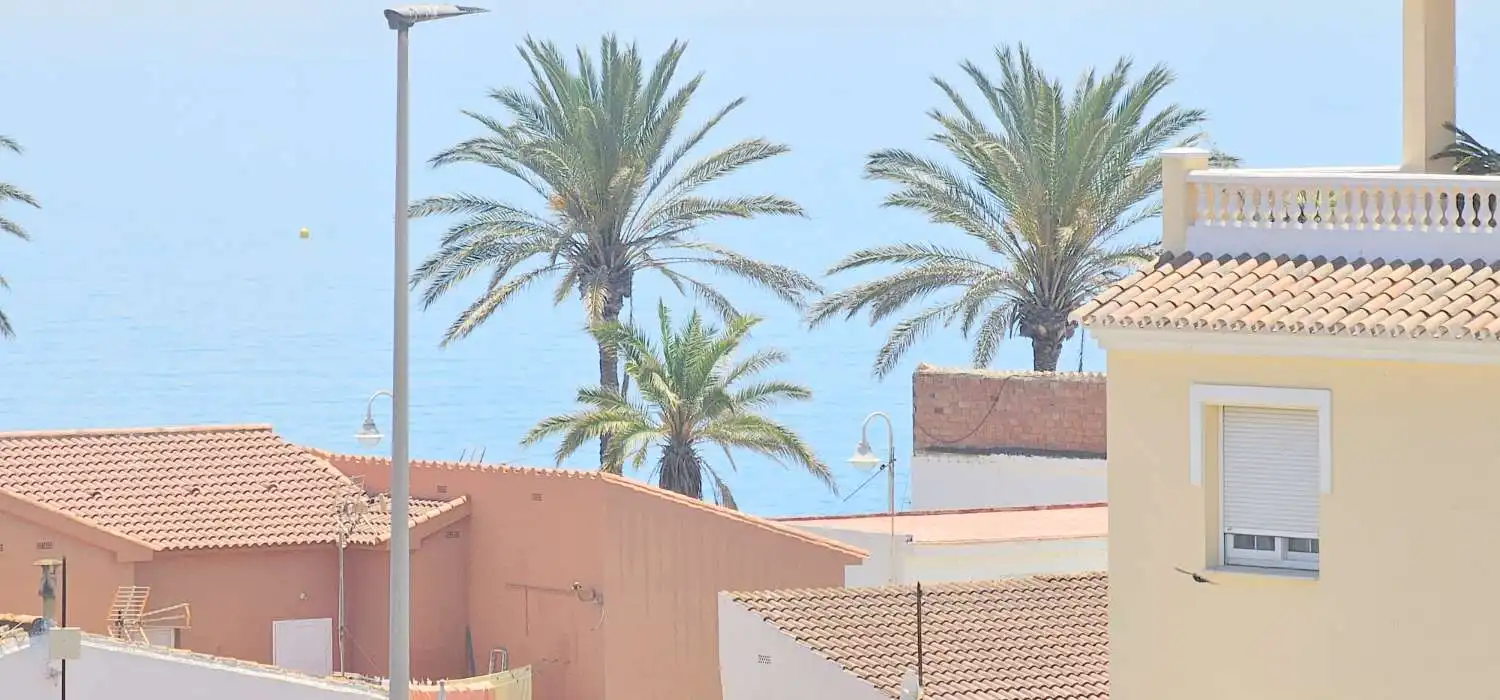 Außenansicht von Wohnungen zum Verkauf in Algarrobo mit Terrasse, Schwimmbad und Möbliert