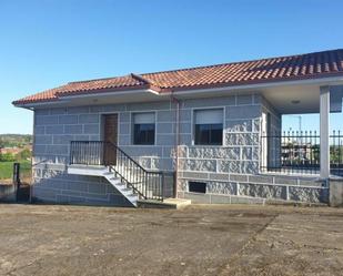 Vista exterior de Casa o xalet de lloguer en Barbadás amb Terrassa, Piscina i Balcó