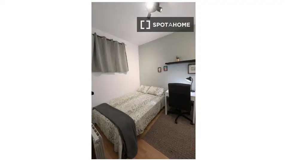 Bedroom of Flat for share in Eixample