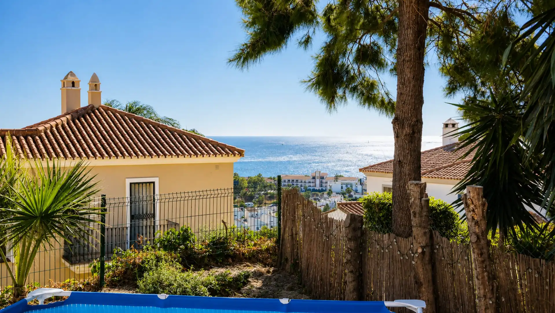 Außenansicht von Maisonette zum Verkauf in Manilva mit Privatgarten, Terrasse und Schwimmbad