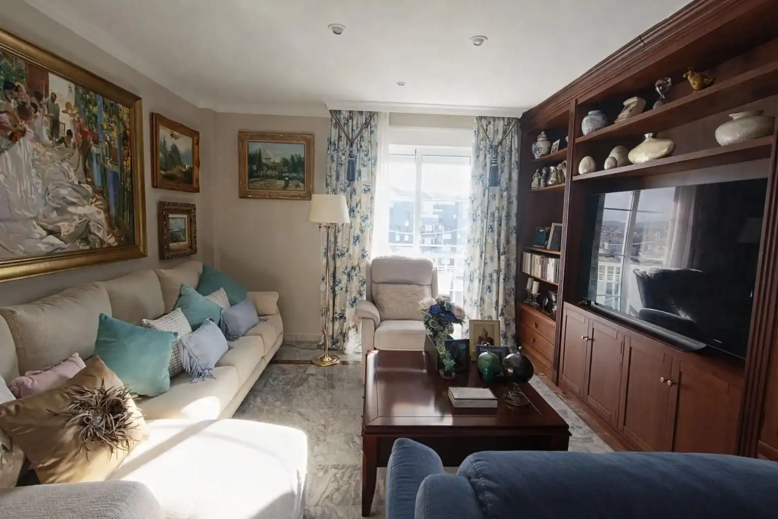 Sala d'estar de Pis en venda en Algeciras amb Aire condicionat, Jardí privat i Parquet