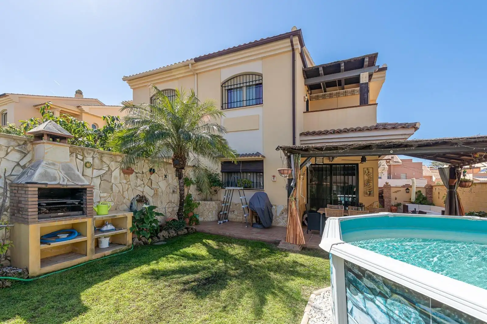 Vista exterior de Casa adosada en venta en Alhaurín de la Torre con Aire acondicionado, Jardín privado y Terraza