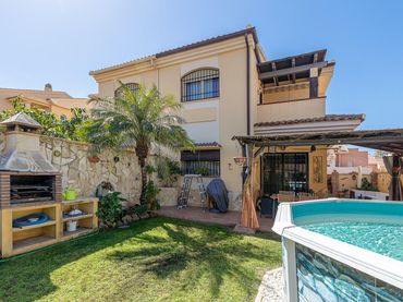 Casa pareada con balcón en venta en Pinos de Alhaurín - Periferia