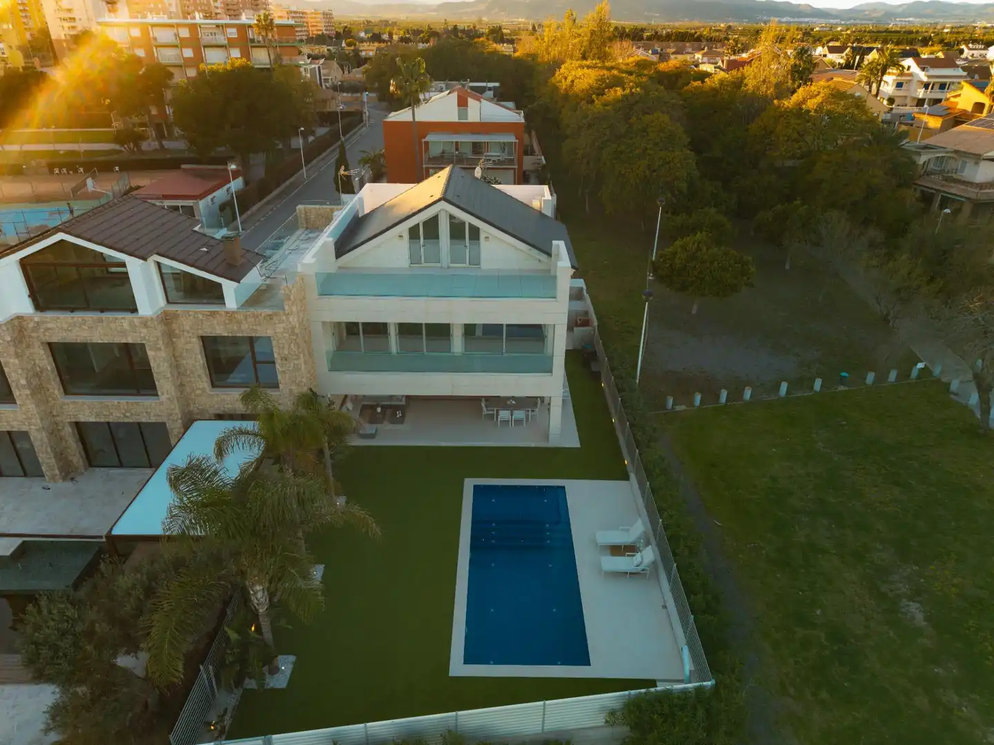 Piscina de Casa o xalet en venda en Sagunto / Sagunt amb Aire condicionat, Calefacció i Jardí privat