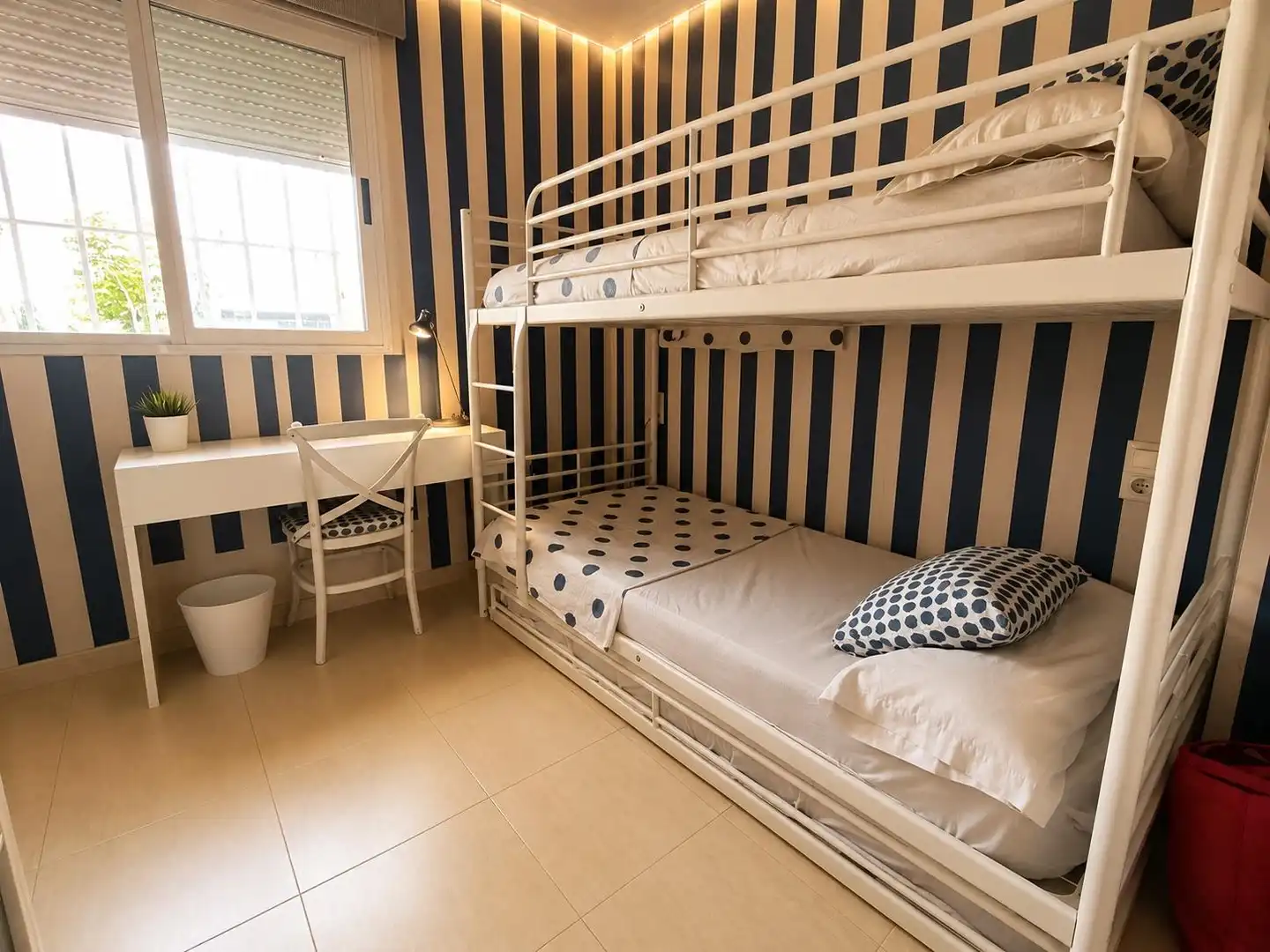 Dormitori de Apartament de lloguer en Dénia amb Aire condicionat, Calefacció i Jardí privat