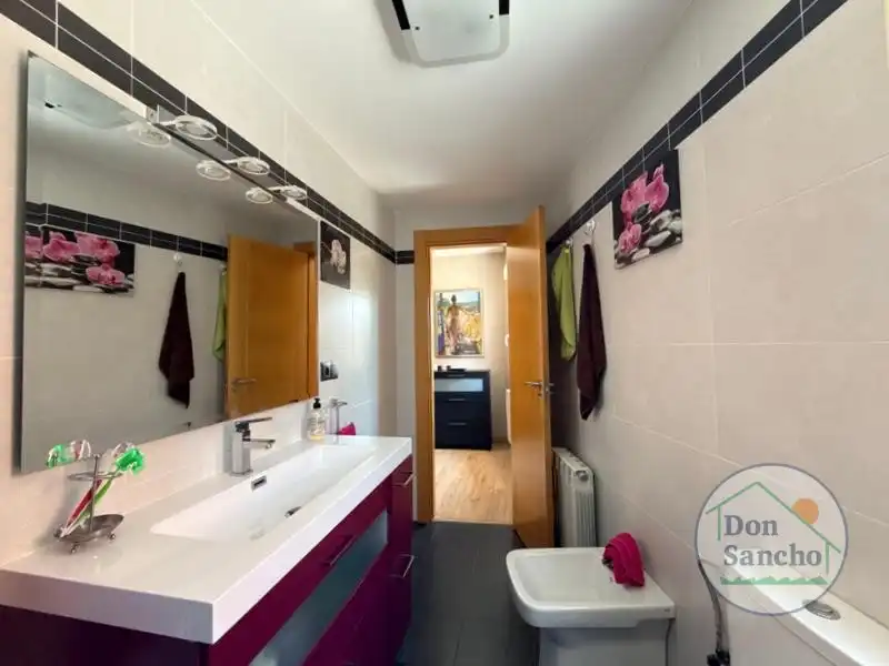 Baño de Casa adosada en venta en Santovenia de Pisuerga con Calefacción y Terraza