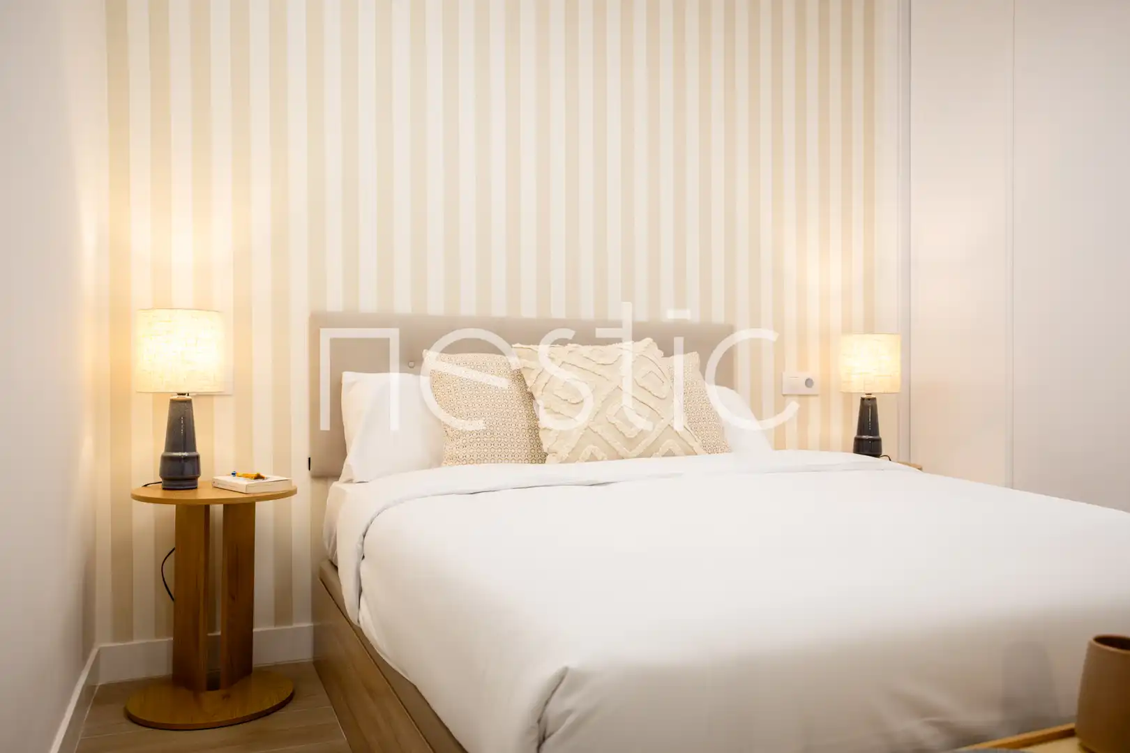 Dormitori de Apartament de lloguer en Madrid amb Aire condicionat, Calefacció i Moblat