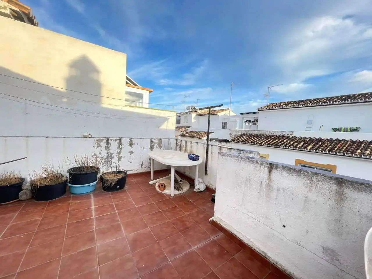 Vista exterior de Casa adosada en venda en Estepona amb Aire condicionat, Terrassa i Moblat