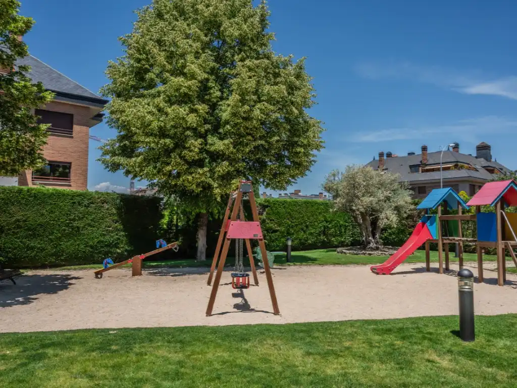 Dúplex de lloguer a Avenida Principe de Asturias, Zona Monte El Pilar