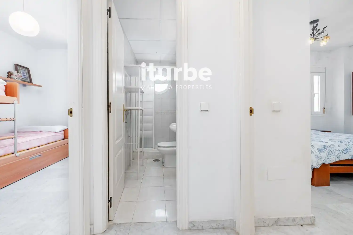 Badezimmer von Maisonette zum Verkauf in Marbella mit Klimaanlage, Terrasse und Abstellraum