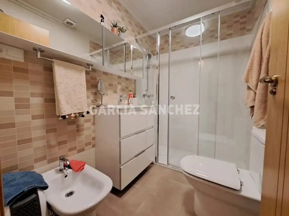 Baño de Apartamento en venta en Boiro con Terraza, Trastero y Amueblado