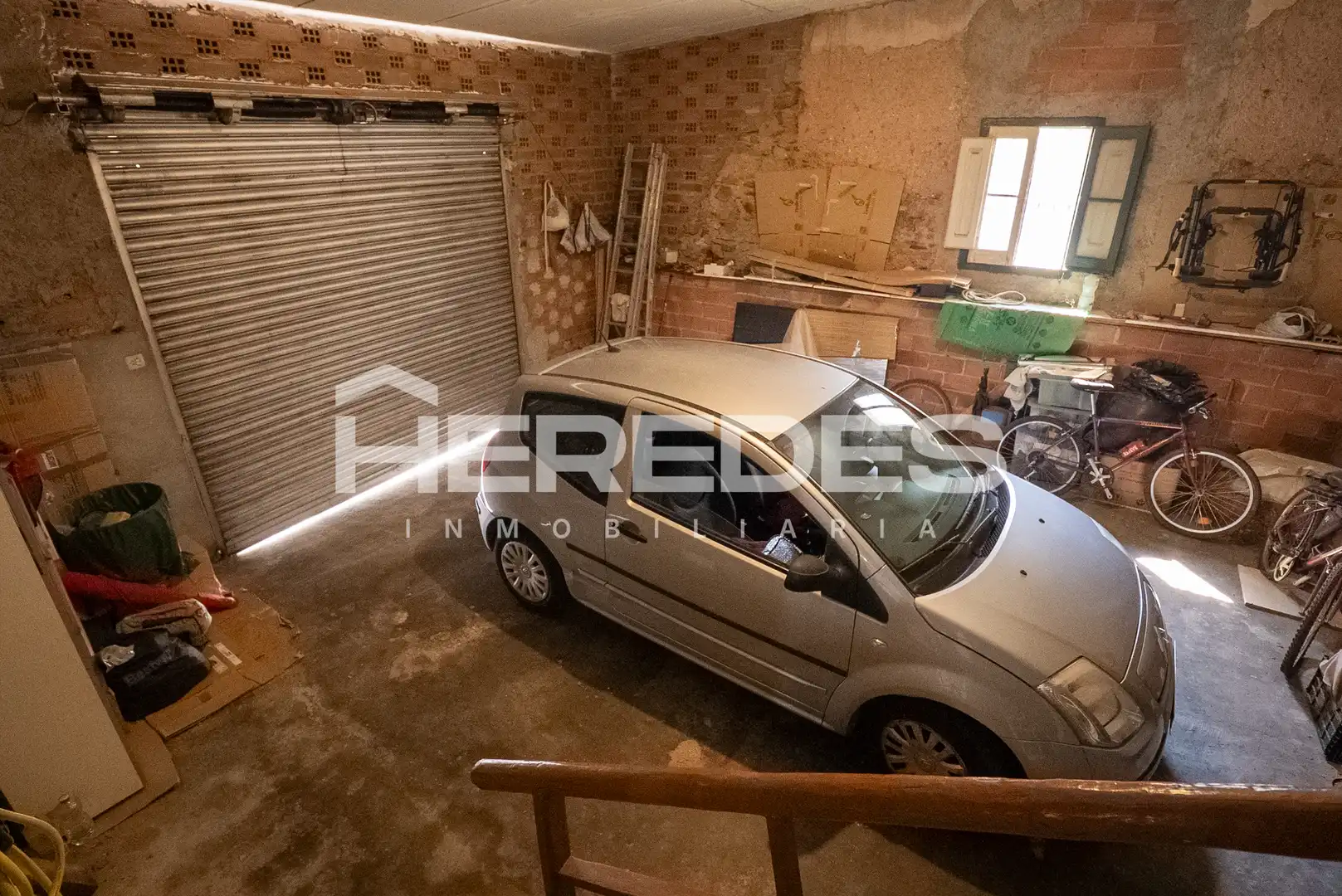 Aparcament de Casa o xalet en venda en Torrelles de Llobregat amb Jardí privat, Terrassa i Moblat