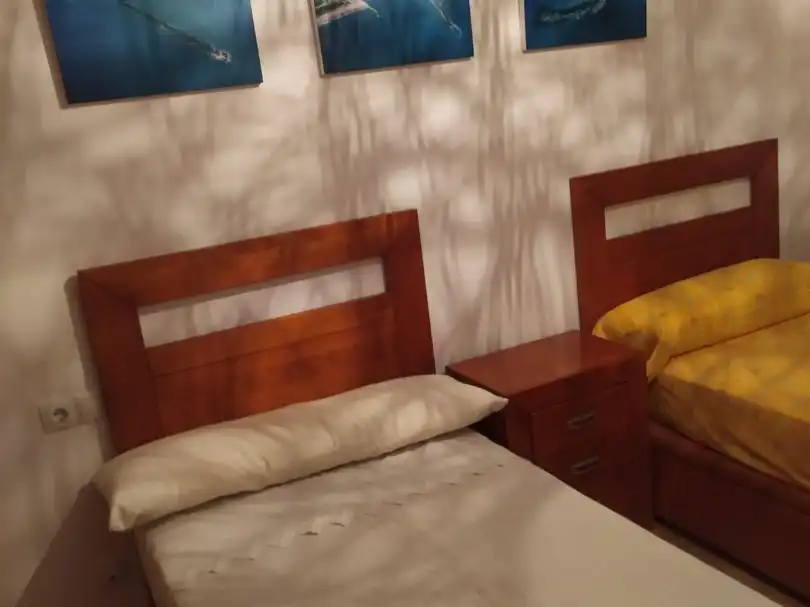 Dormitori de Apartament de lloguer en A Illa de Arousa  amb Calefacció, Jardí privat i Parquet