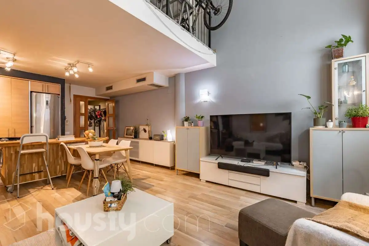 Living room of Duplexes for sale in L'Hospitalet de Llobregat  with Air Conditioner, Heating and Parquet flooring