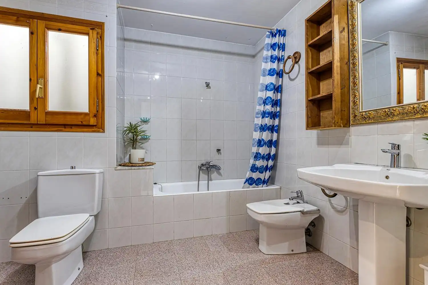 Badezimmer von Wohnung zum Verkauf in Sant Martí de Tous mit Terrasse, Abstellraum und Balkon