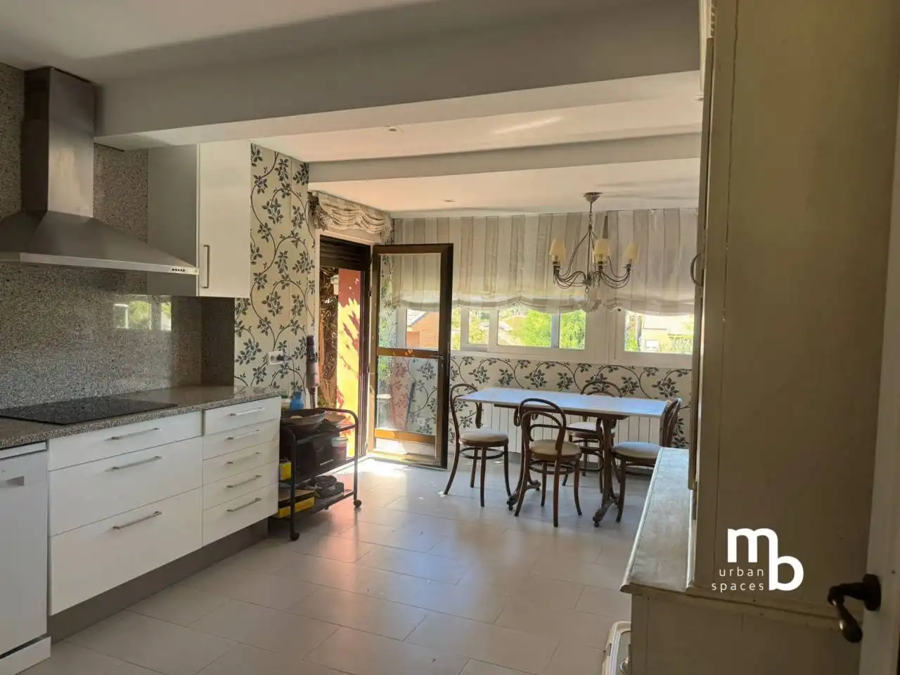 Cocina de Casa adosada en venta en Pozuelo de Alarcón con Aire acondicionado, Calefacción y Jardín privado