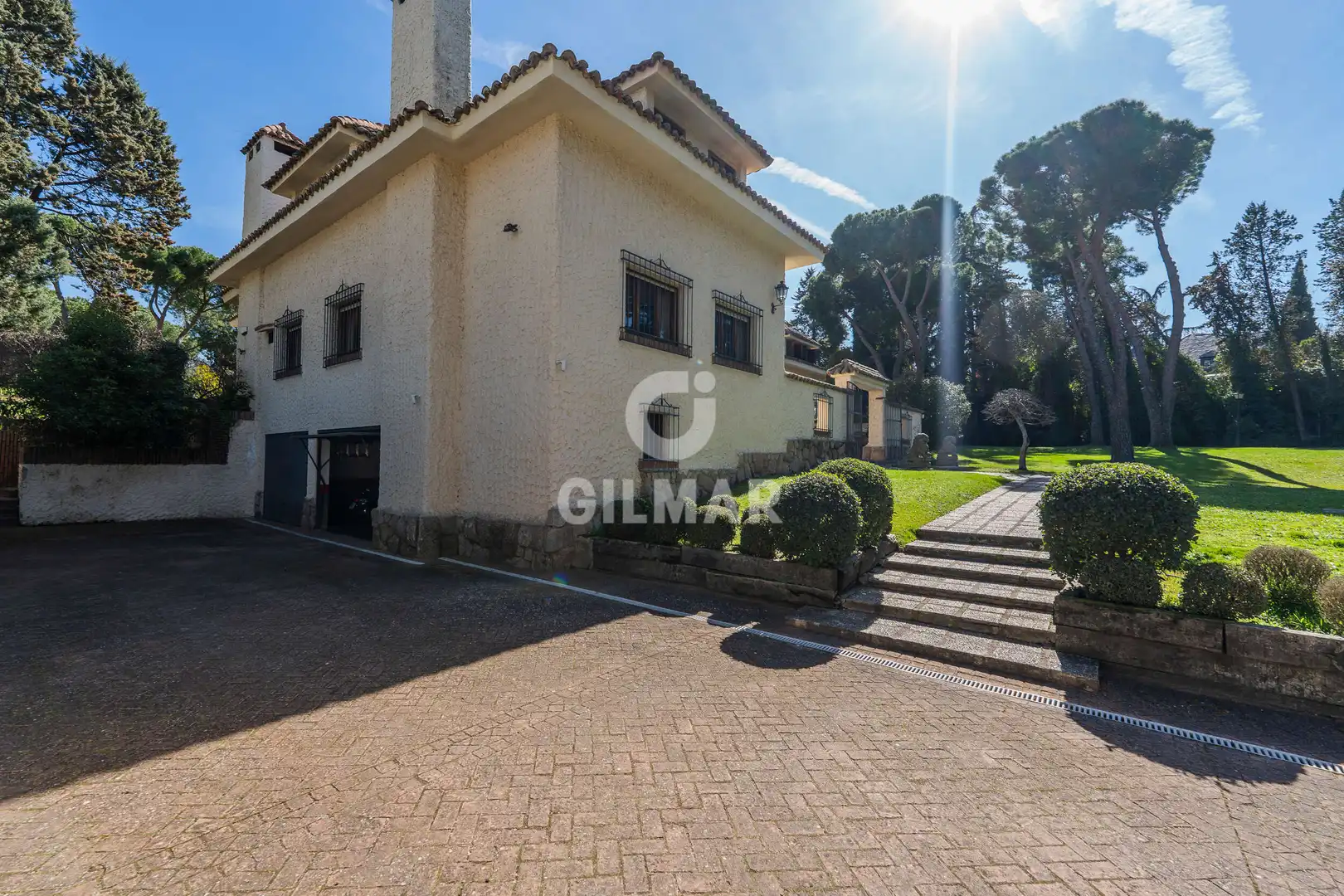 Vista exterior de Casa o chalet en venta en Pozuelo de Alarcón con Calefacción, Jardín privado y Piscina