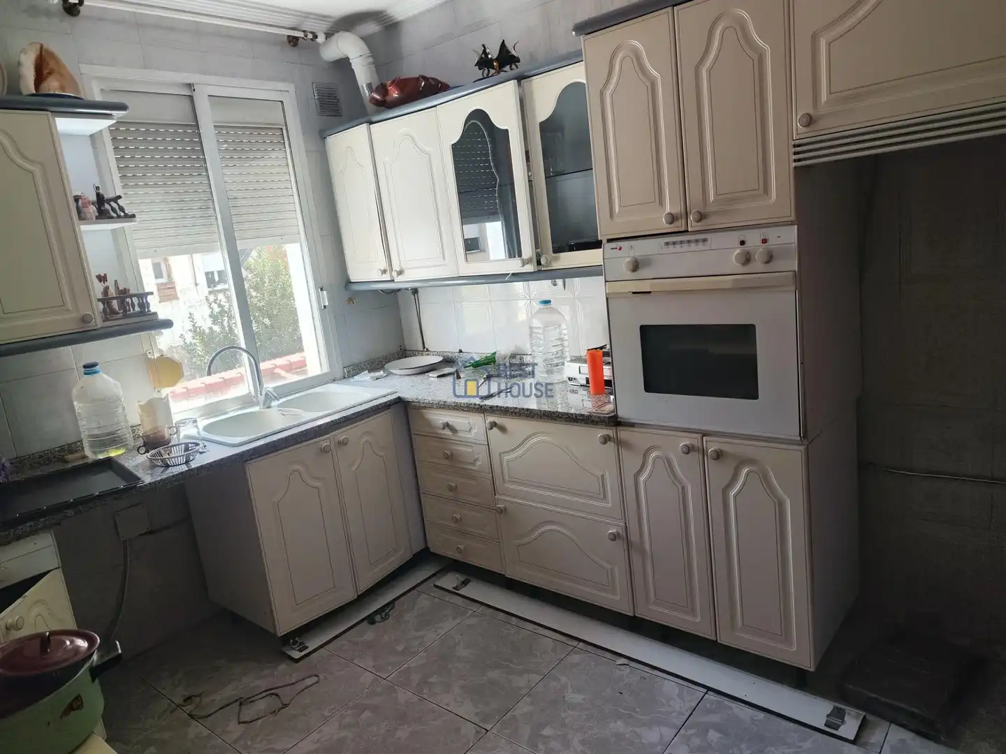 Cuina de Casa o xalet en venda en León Capital  amb Jardí privat, Traster i Alarma