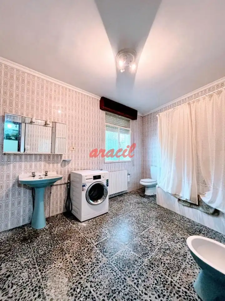 Habitación de Casa o chalet en venta en Ourense Capital  con Calefacción, Jardín privado y Terraza