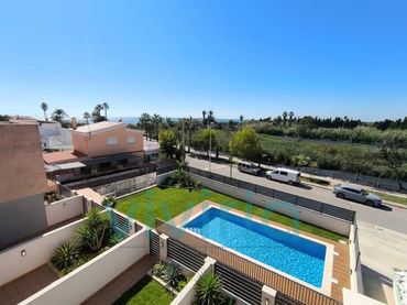 Casa pareada con balcón en venta en PASSEIG DE VORA RIU 4