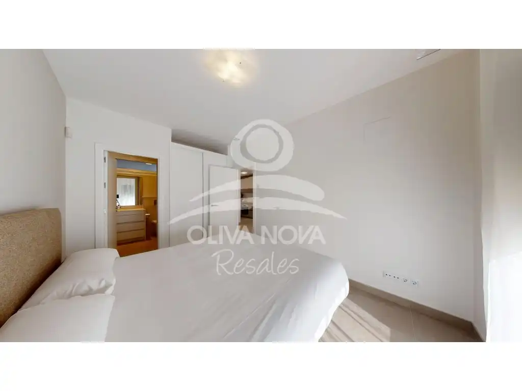 Dormitori de Apartament en venda en Oliva amb Aire condicionat, Jardí privat i Piscina