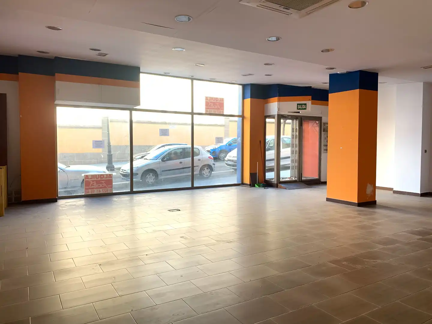Locale commerciale in affitto a Avenida Juan Carlos I