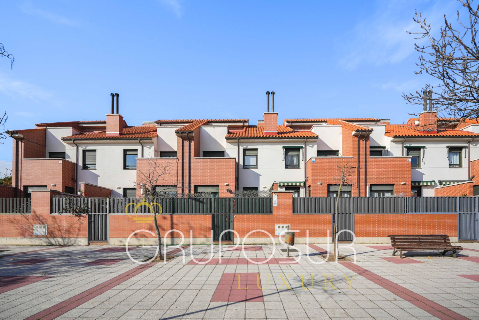 Vista exterior de Casa adosada en venda en Valladolid Capital amb Calefacció, Jardí privat i Parquet