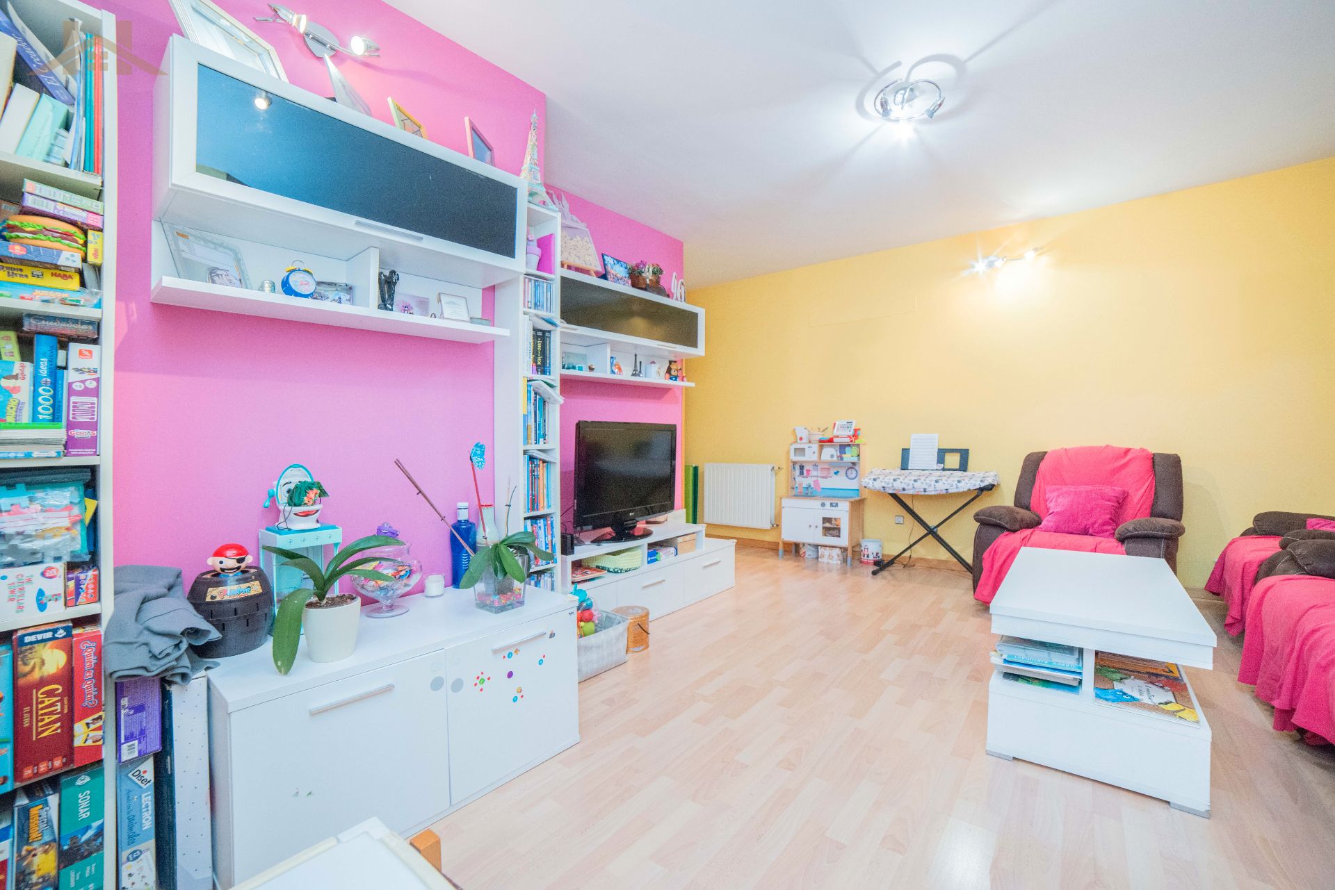 Sala d'estar de Pis en venda en Parla amb Calefacció, Moblat i Piscina comunitària