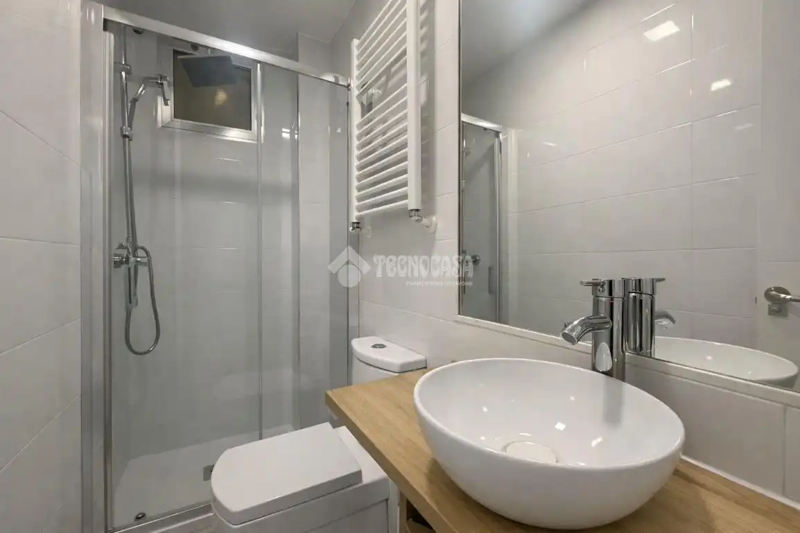 Bathroom of Flat for sale in Madrid