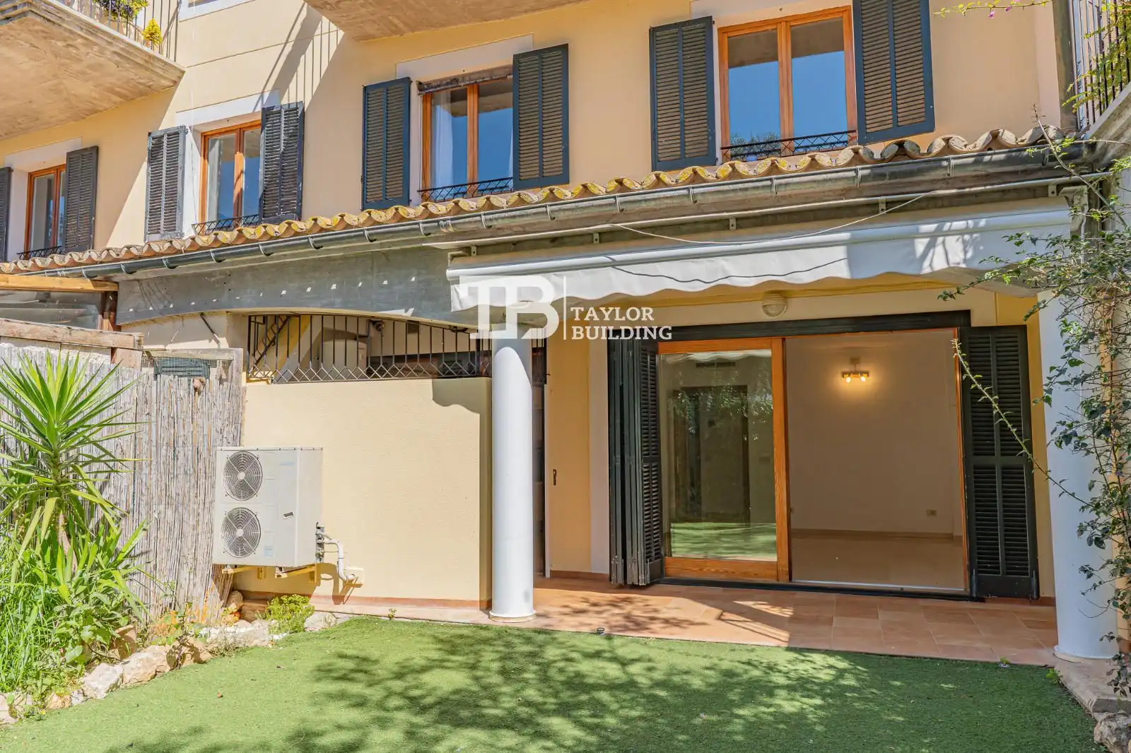 Außenansicht von Wohnung zum Verkauf in  Palma de Mallorca mit Klimaanlage, Heizung und Privatgarten