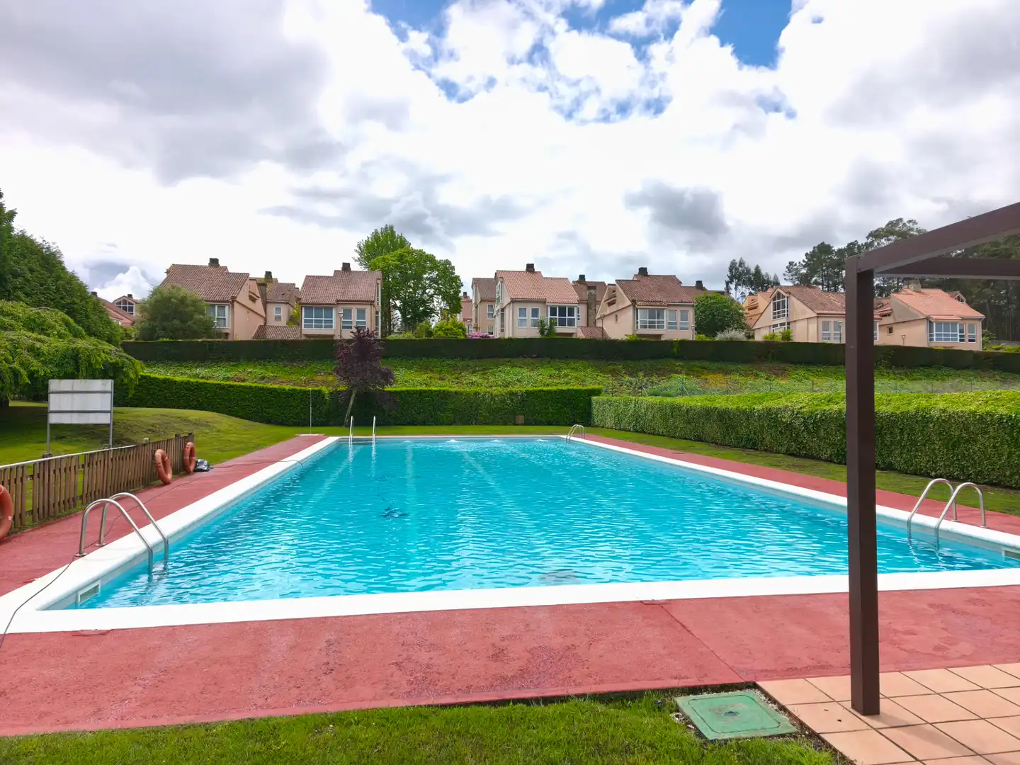 Piscina de Casa adosada en venda en Brión amb Calefacció, Jardí privat i Terrassa