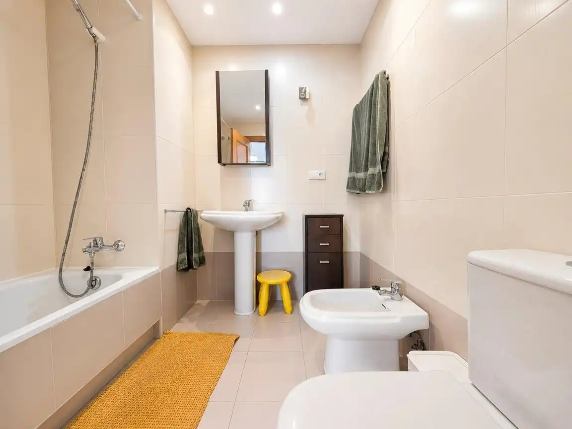 Badezimmer von Dachboden zur Miete in Alicante / Alacant mit Terrasse, Abstellraum und Möbliert