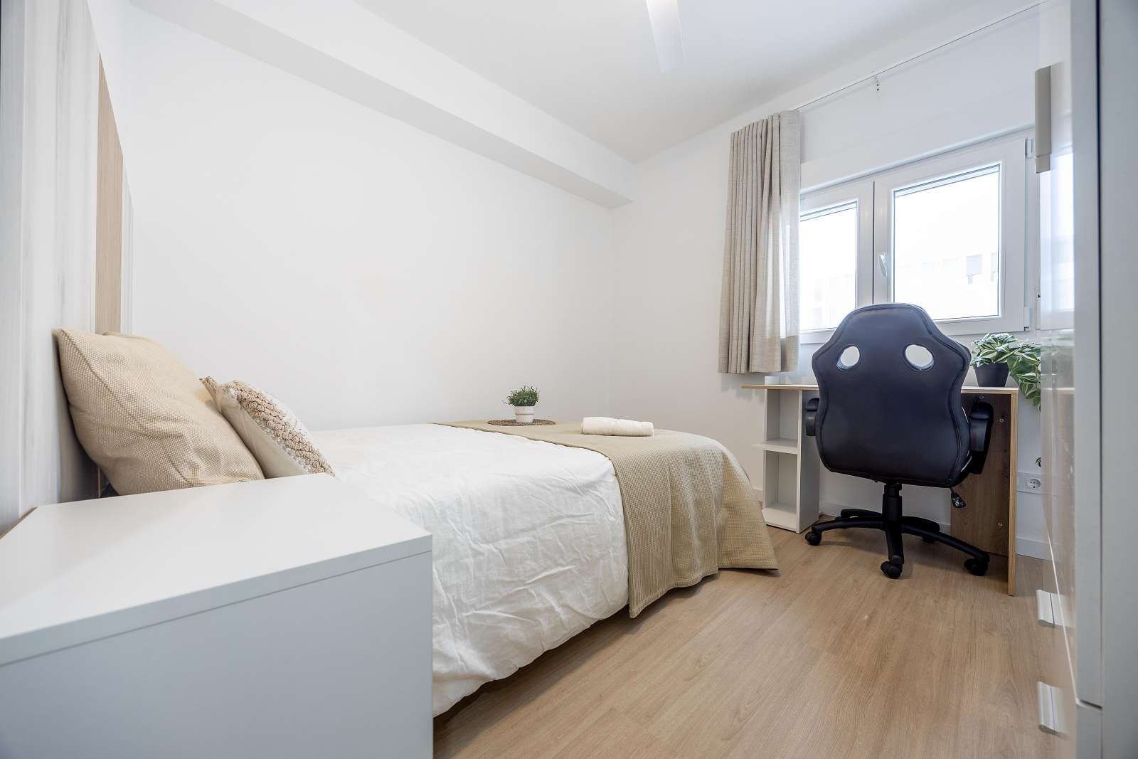Bedroom of Flat to share in  Valencia Capital  with Air Conditioner and Terrace
