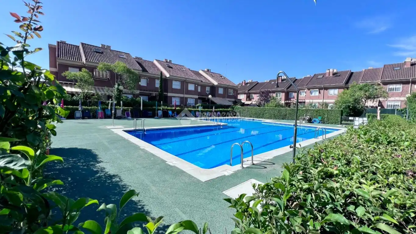 Piscina de Casa adosada en venda en Alcalá de Henares