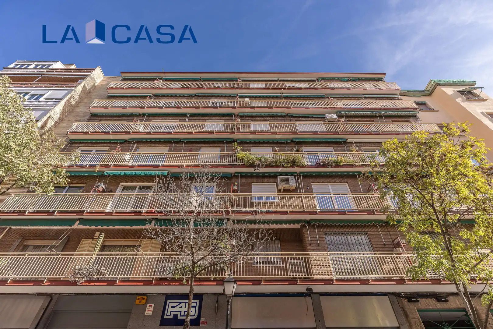 Vista exterior de Local en venda en Madrid