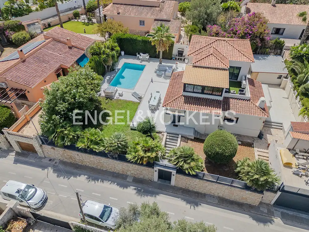 Vista exterior de Casa o chalet en venta en El Campello con Aire acondicionado, Calefacción y Jardín privado