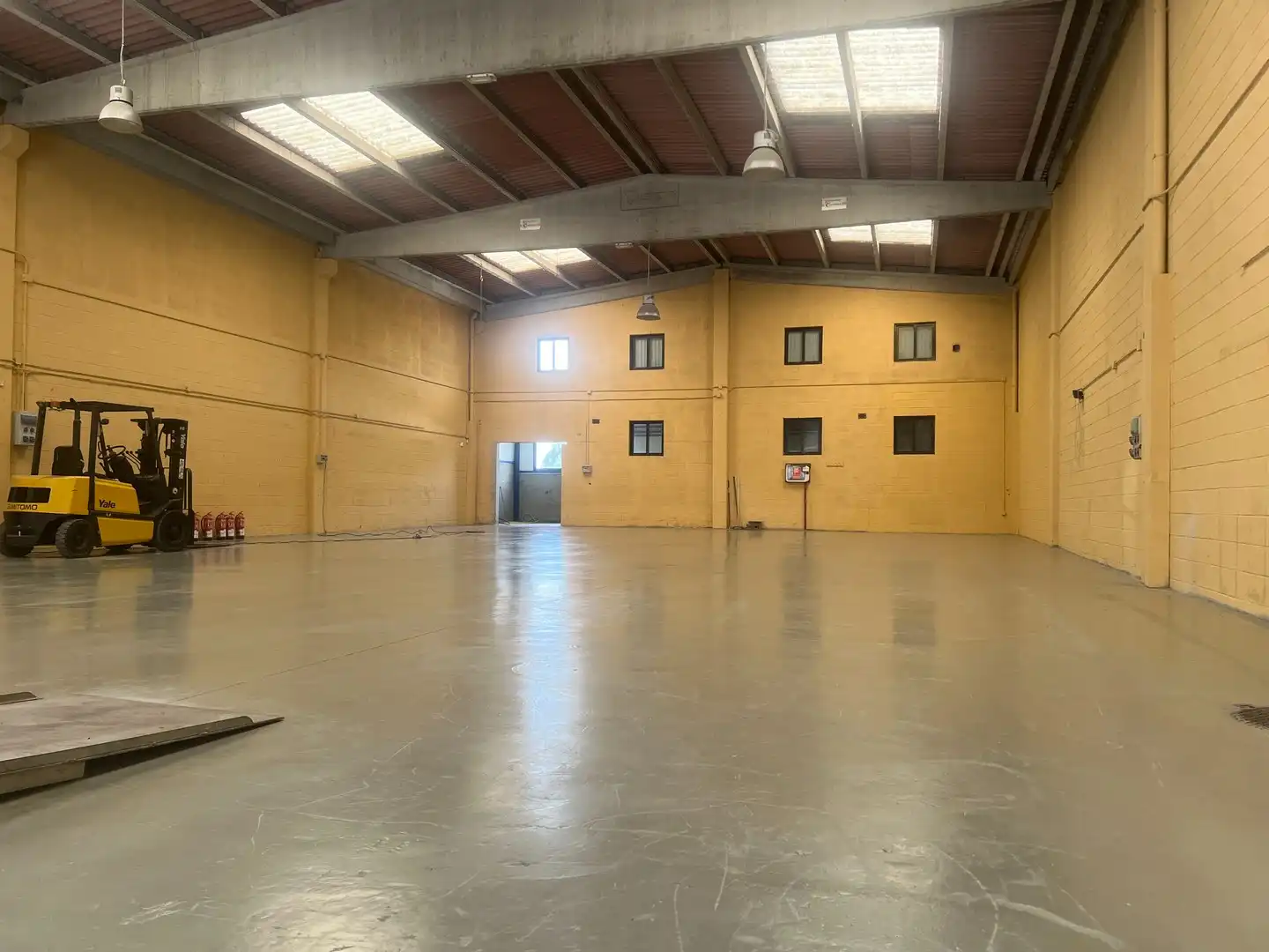 Nau industrial de lloguer en Ames amb Alarma