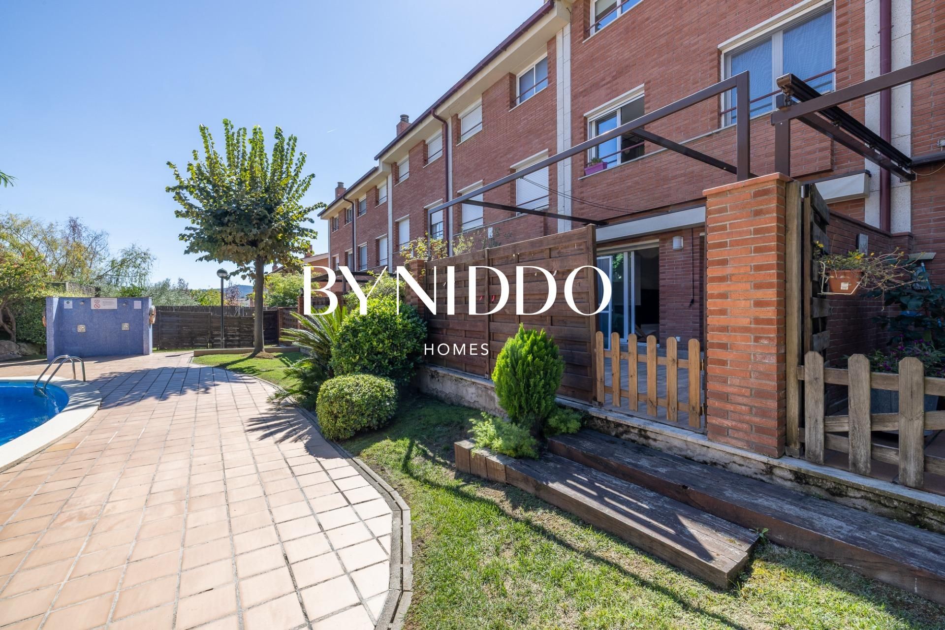 Exterior view of Single-family semi-detached for sale in Sant Cugat del Vallès  with Air Conditioner, Heating and Private garden