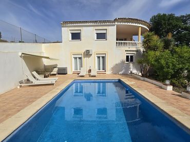 Casa con piscina en venta en Viñuela