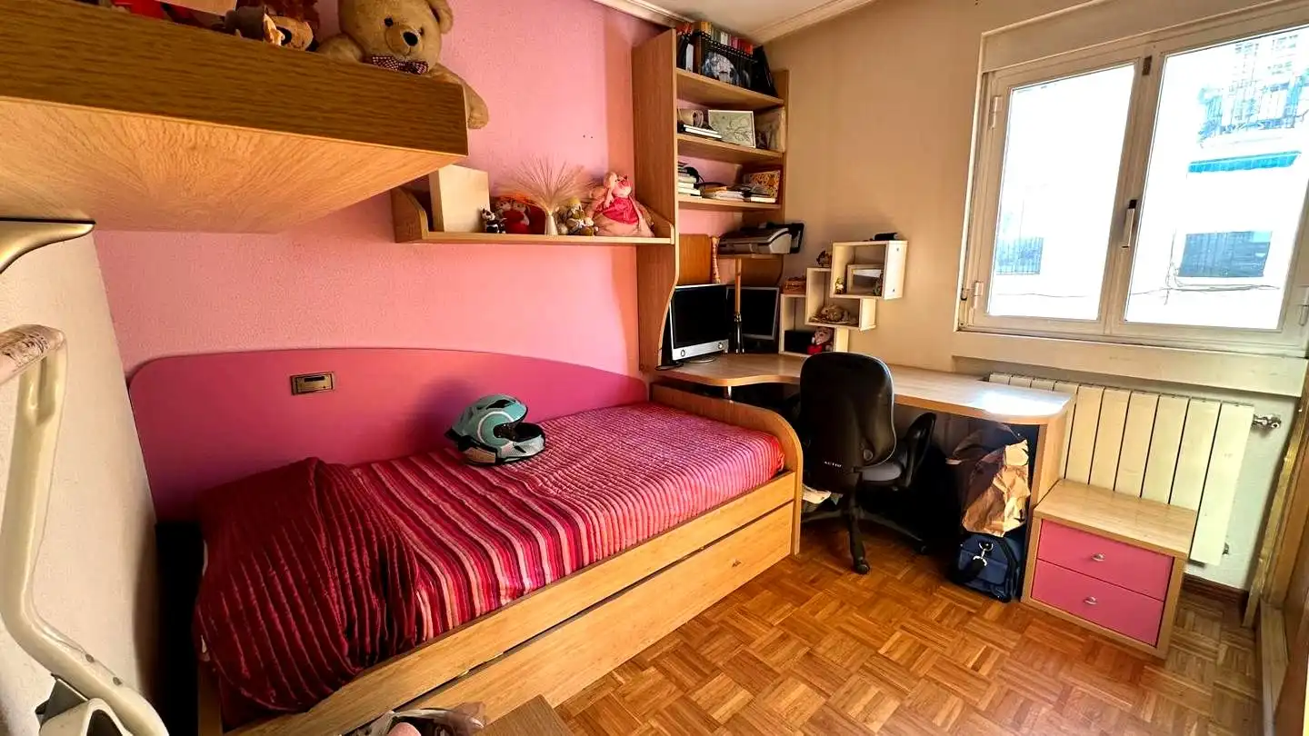 Dormitori de Apartament en venda en  Logroño amb Calefacció i Parquet