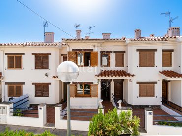 Casa con balcone in vendita a Passatge Monestir de Poblet