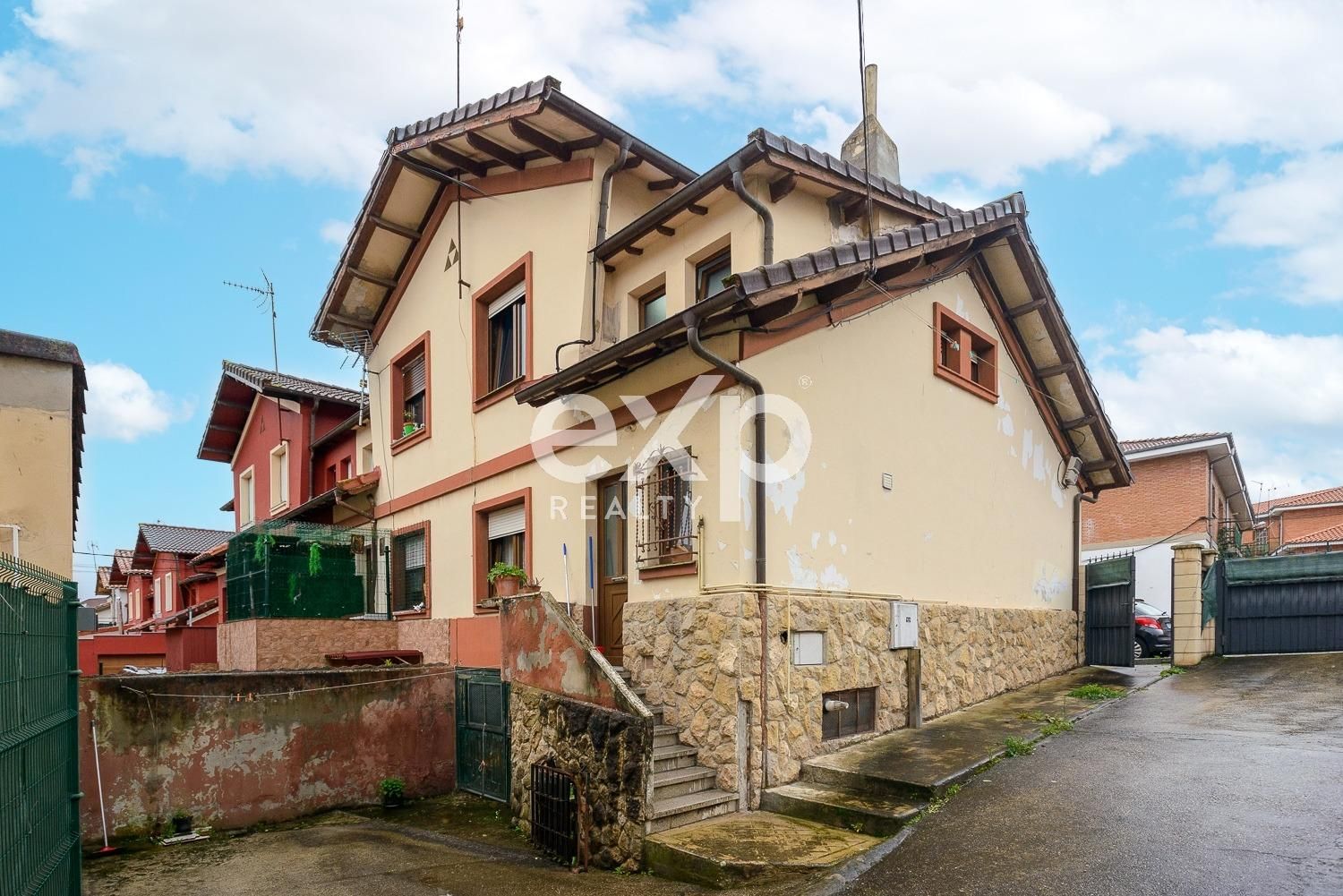 Vista exterior de Casa adosada en venda en Siero amb Calefacció, Terrassa i Traster