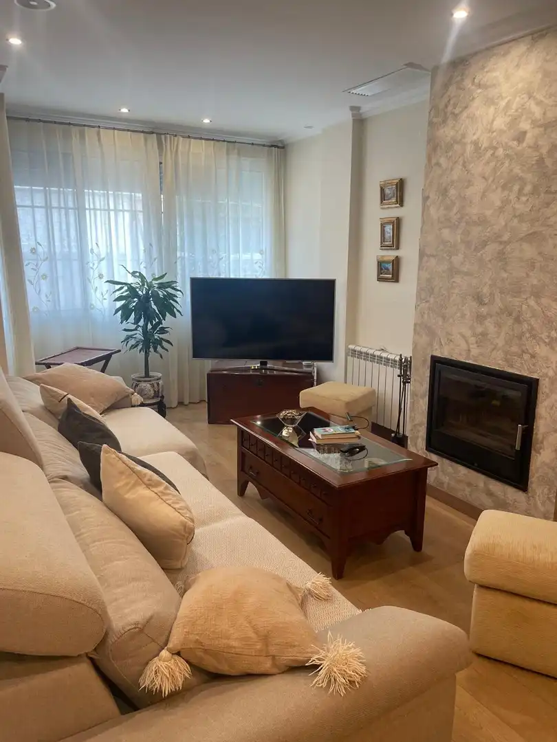 Sala d'estar de Casa adosada en venda en Elche / Elx amb Aire condicionat, Calefacció i Jardí privat