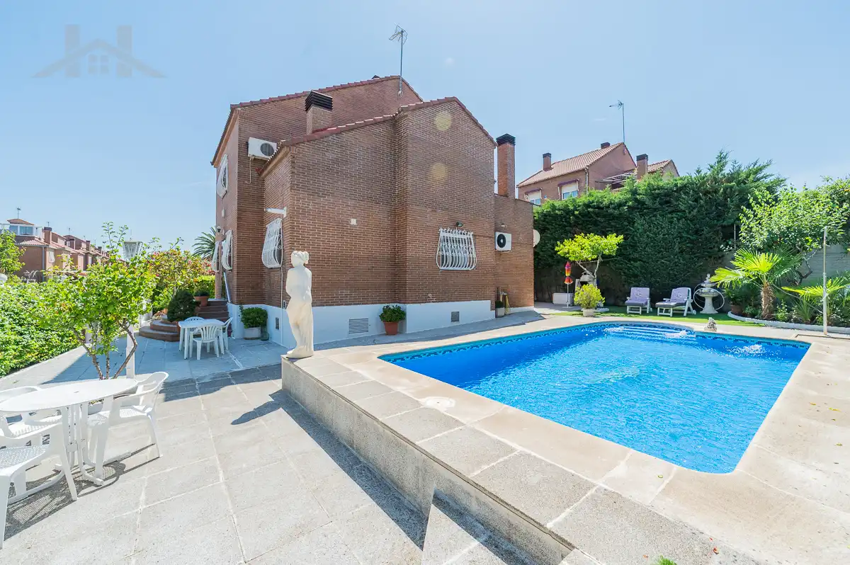 Swimming pool of Houses for sale in Arroyomolinos (Madrid)  with Air Conditioner, Heating and Private garden