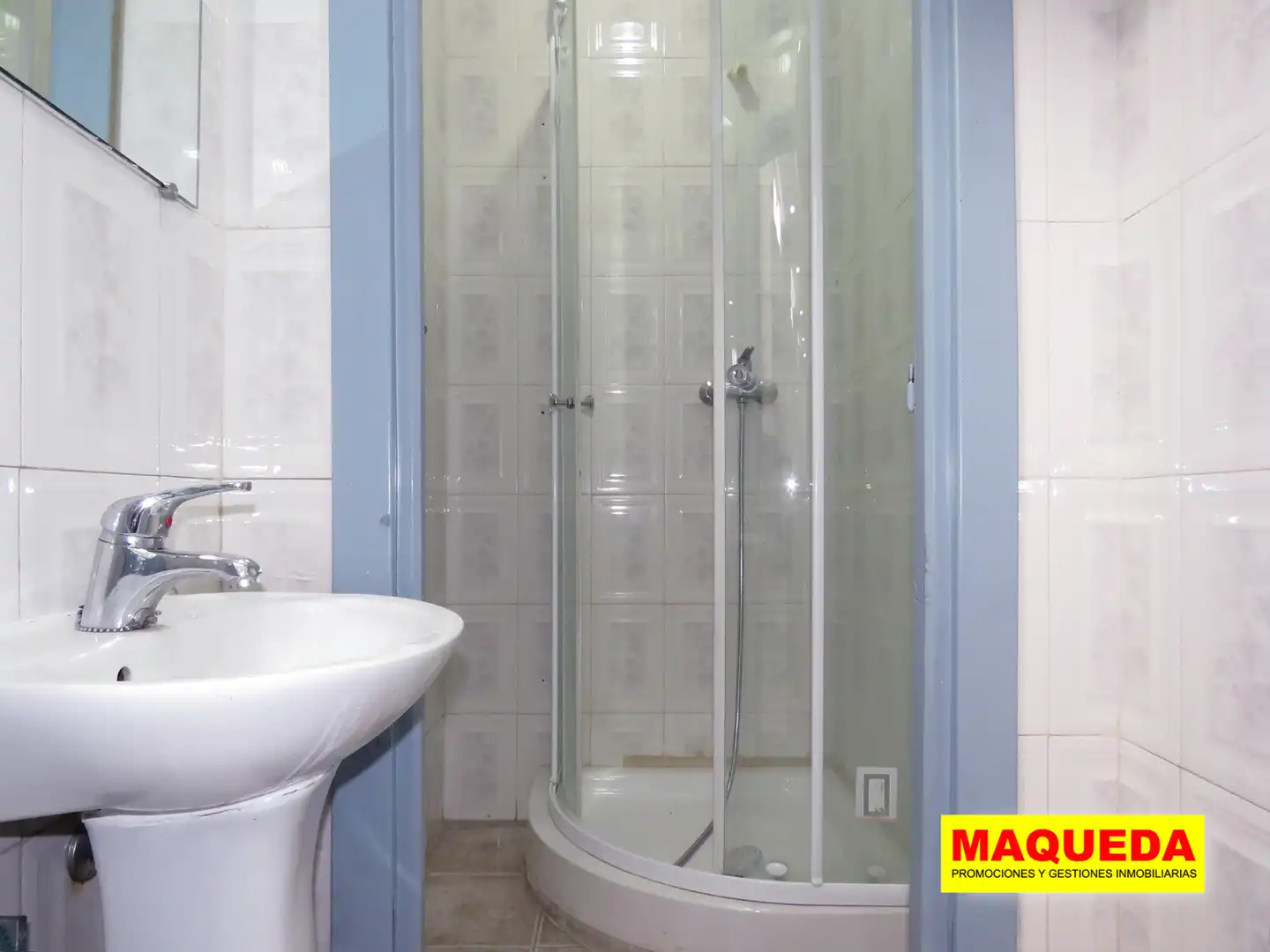 Baño de Nave industrial de alquiler en Leganés con Alarma