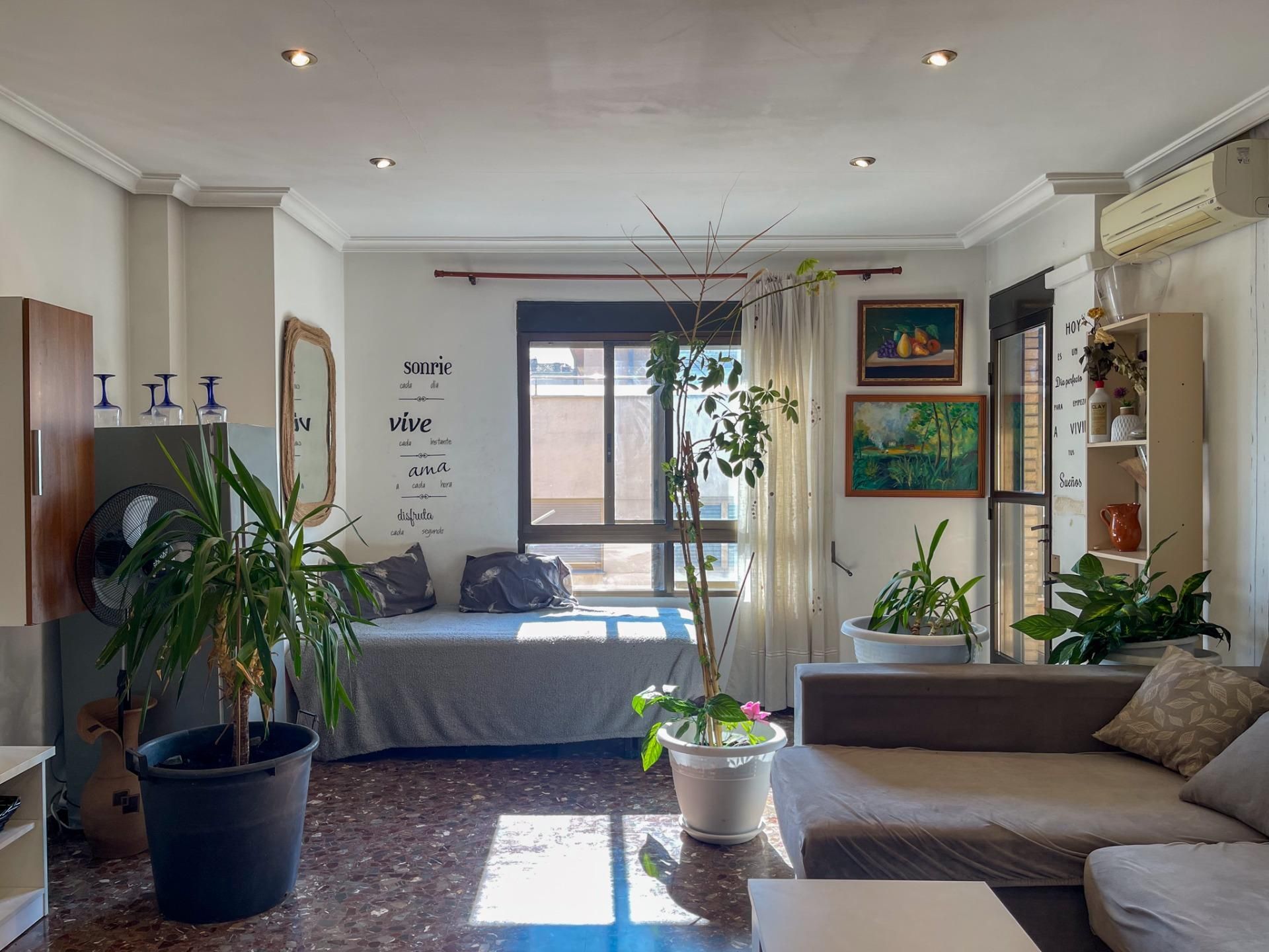 Living room of Flat for sale in Requena  with Air Conditioner, Heating and Balcony