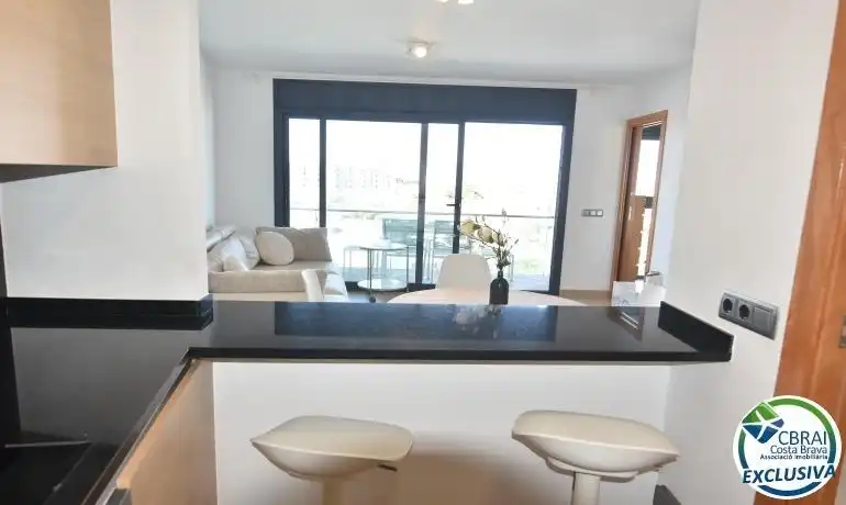 Cuina de Apartament en venda en Roses amb Aire condicionat, Terrassa i Moblat