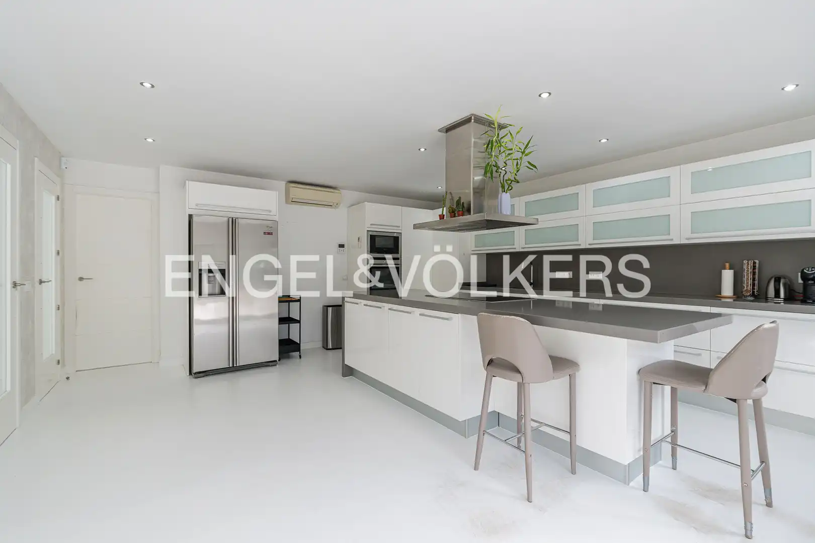 Cocina de Casa o chalet de alquiler en La Moraleja con Aire acondicionado, Calefacción y Jardín privado